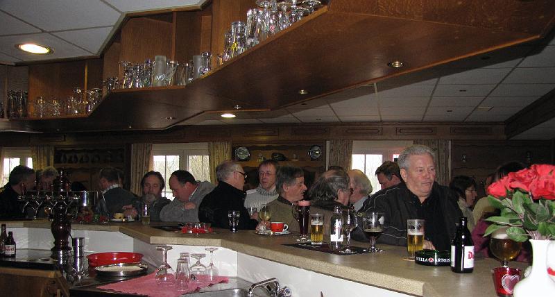 Na de vergadering wordt aan allen een Nieuwjaarsdrink aangeboden.JPG